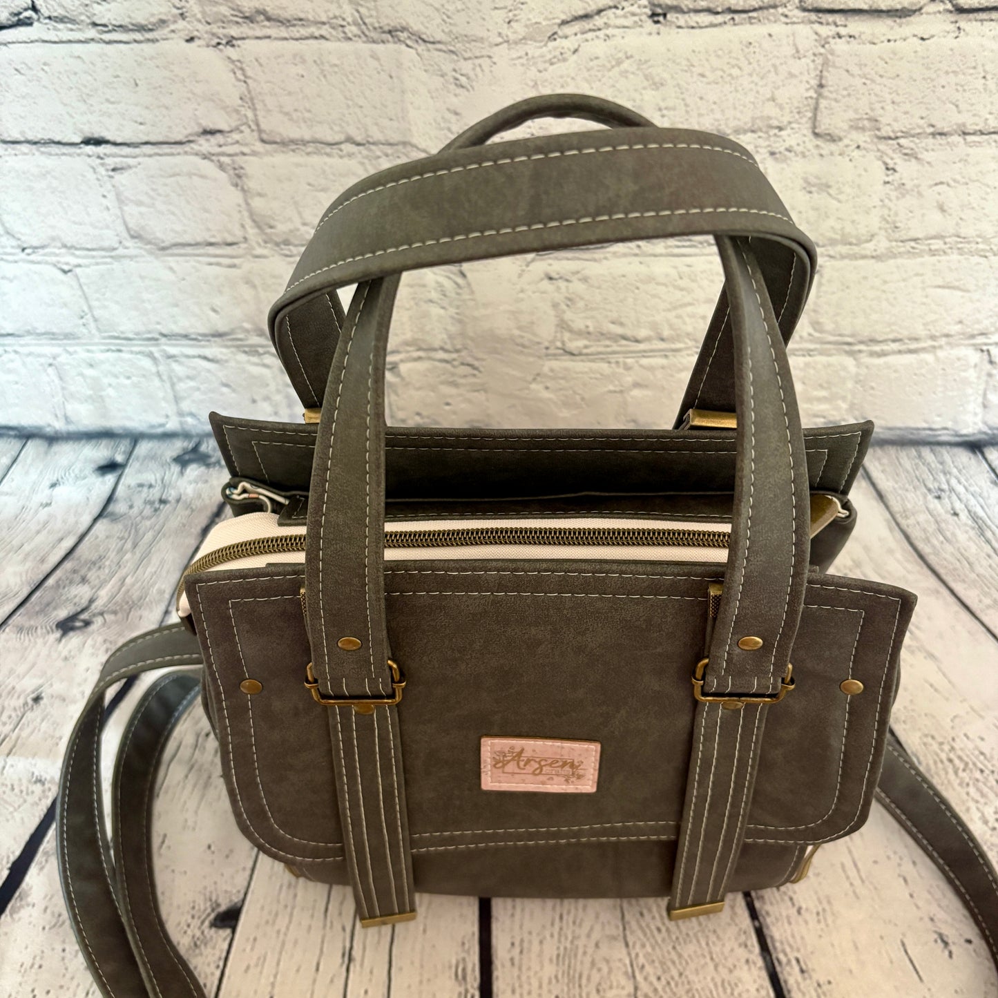 The Vadon Handbag with Crossbody Strap - Grey