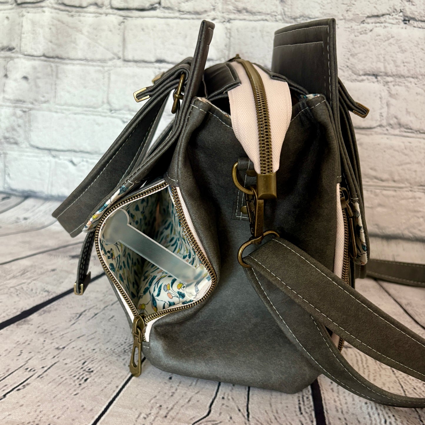 The Vadon Handbag with Crossbody Strap - Grey