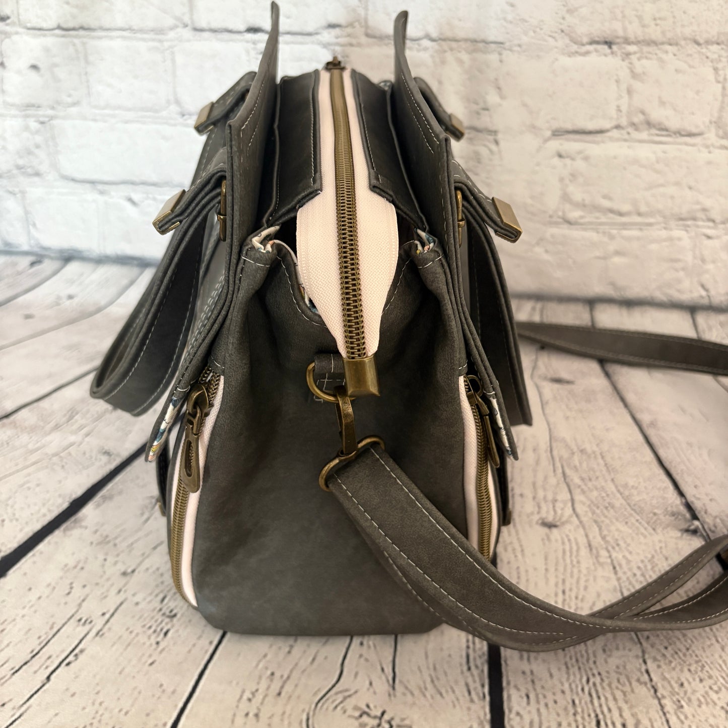 The Vadon Handbag with Crossbody Strap - Grey