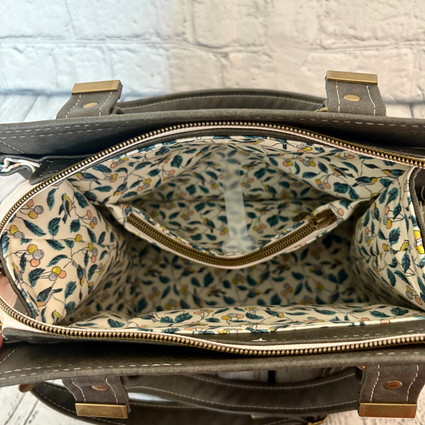 The Vadon Handbag with Crossbody Strap - Grey