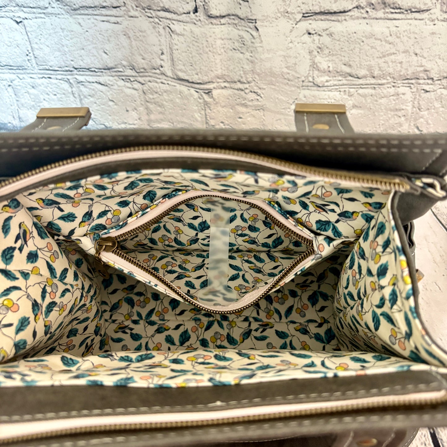 The Vadon Handbag with Crossbody Strap - Grey