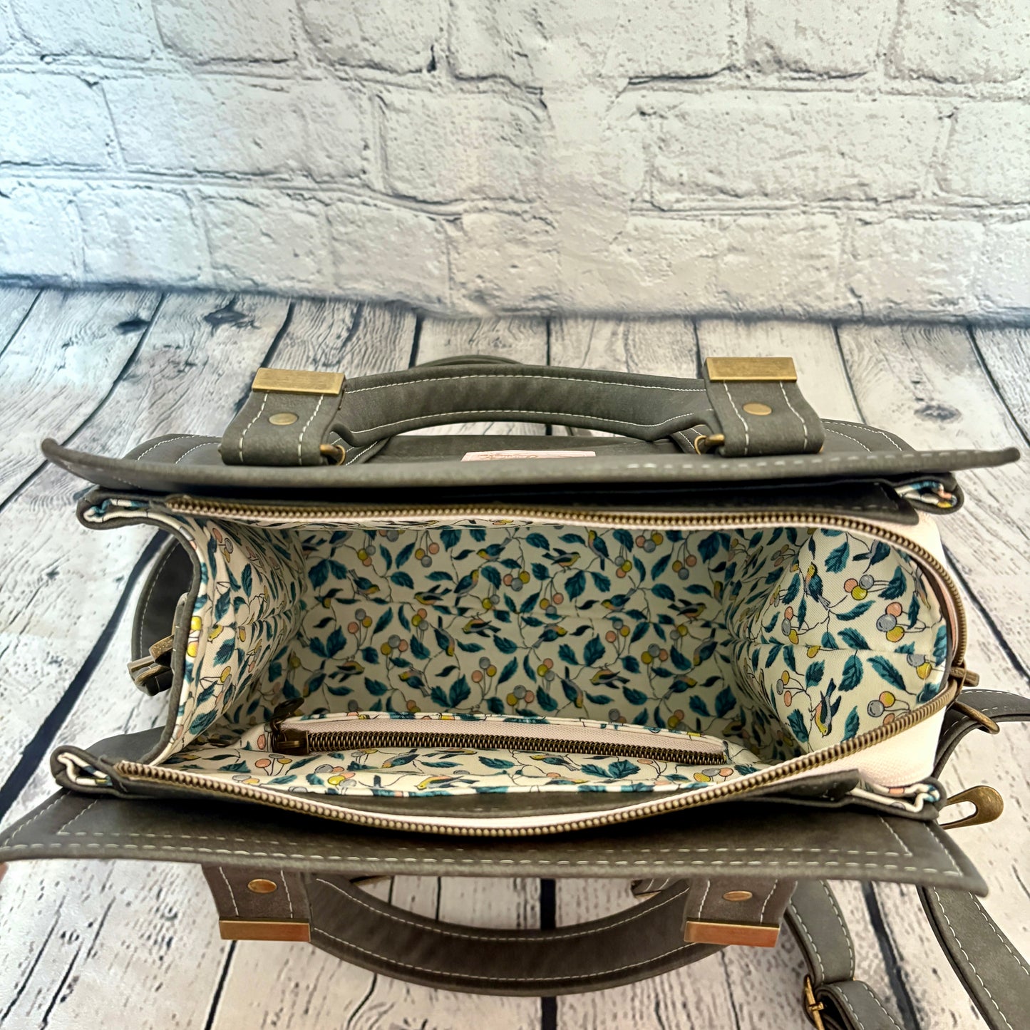 The Vadon Handbag with Crossbody Strap - Grey