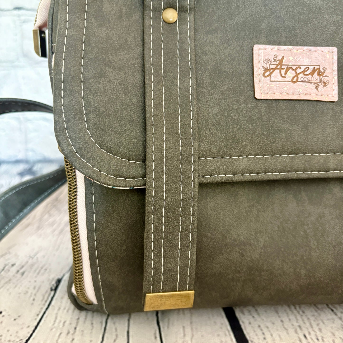 The Vadon Handbag with Crossbody Strap - Grey